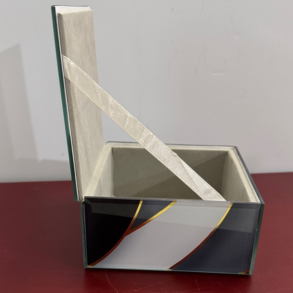 Elegant Black and Gold Decorative Box 5x 5 - Picture 4 of 9